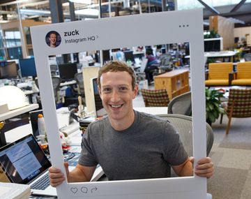 Mark Zuckerberg tapa la cámara de su notebook