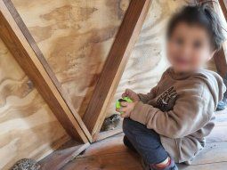 Bautista Boock tiene 2 años y desapareció en la zona del lago Gutiérrez en Bariloche. Bautista Boock tiene 2 años y desapareció en la zona del lago Gutiérrez en Bariloche.