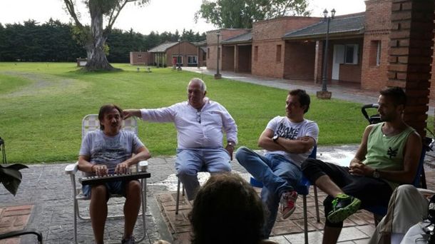 Le dieron el alta a Cacho Castaña y pasó el fin de semana con amigos