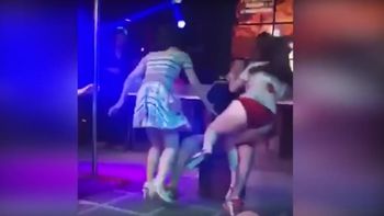 video: una mujer enfurecio contra una stripper y se llevo a su novio del escenario video: una mujer enfurecio contra una stripper y se llevo a su novio del escenario