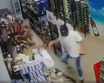 Quiso contener una estantería con cervezas en medio de un terremoto