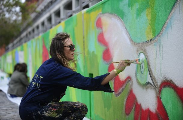 Vecinos y artistas pintan un mural en Puerto Madero
