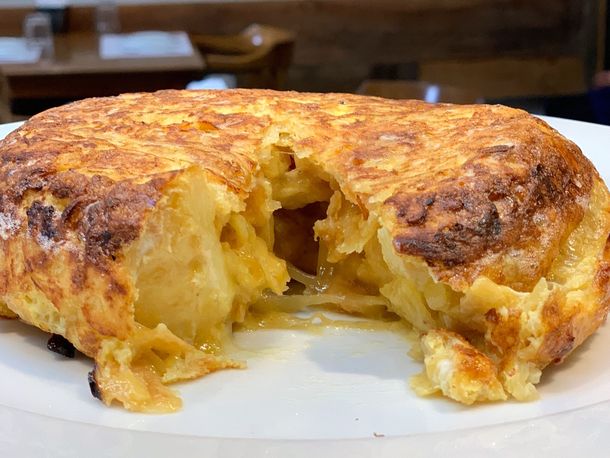 Este bodegón porteño es valorado por su sabrosa tortilla XXL. 