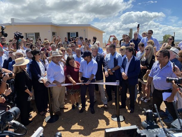 El presidente uruguayo Luis Lacalle Pou participó de la inaguración del realojo del Barrio Kennedy.