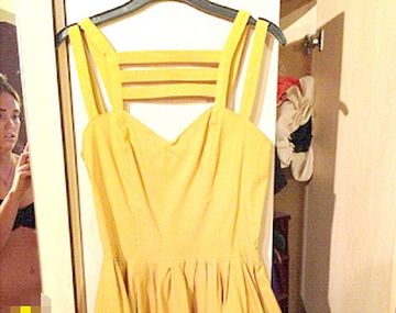 Publicó un vestido en Internet y ella aparece desnuda en un espejo