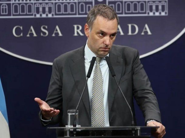 En medio de la disparada del dólar blue, el Gobierno asegura que la suba no impactará en precios