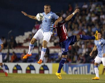 Uruguay venció a Paraguay y alcanzó a Argentina