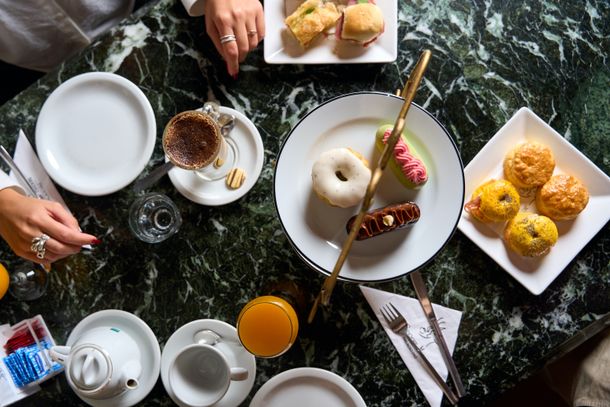 El restaurante y cafetería que emerge entre las majestuosas paredes y el jardín secreto de una residencia histórica