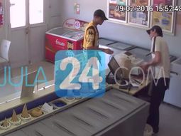 video: entro a un heladeria, robo el dinero y se fue caminando video: entro a un heladeria, robo el dinero y se fue caminando