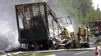alemania: varios muertos por un choque entre un micro y un camion alemania: varios muertos por un choque entre un micro y un camion