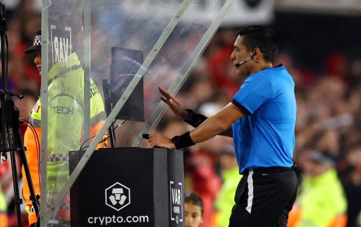 La confusa decisión arbitral que desató la bronca de los hinchas de River