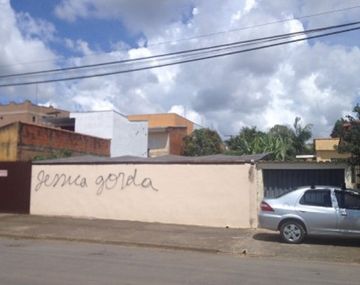 La llamaron gorda en un graffiti y ella sorprendió