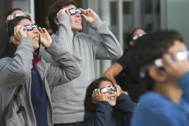 Furor por el eclipse: se agotaron los anteojos para poder verlo