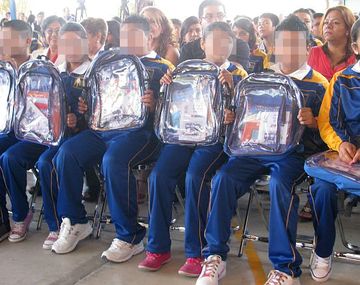 Mochilas trasparentes: buscan evitar el ingreso de armas