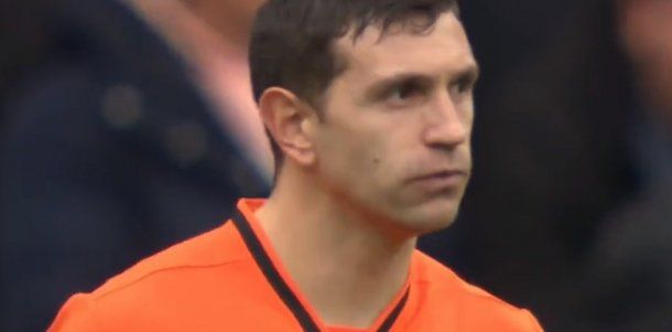 La mala suerte del Dibu Martínez en la derrota del Aston Villa ante Arsenal