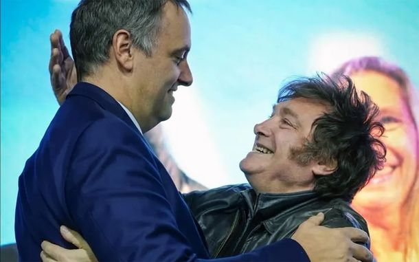 Manuel Adorni y Javier Milei.
