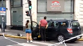 balvanera: un conductor alcoholizado termino incrustado contra un semaforo en plena madrugada balvanera: un conductor alcoholizado termino incrustado contra un semaforo en plena madrugada