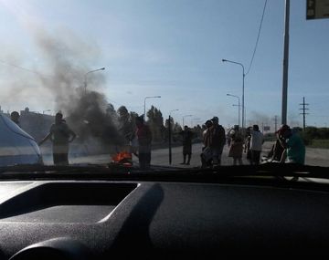 La Policía acudió al corte total en la Autopista Buenos Aires La Plata