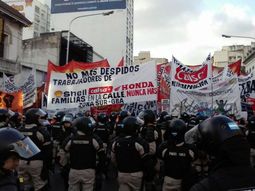 #parodel28: la prefectura impide el corte total sobre puente pueyrredon #parodel28: la prefectura impide el corte total sobre puente pueyrredon