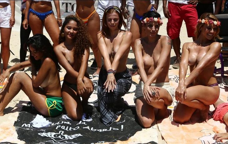 Topless en Río reclamando derechos