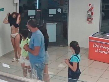 Una mujer usó el vestido que llevaba puesto como barbijo