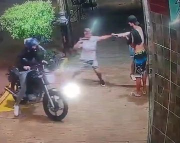 La Tablada: salieron a la calle y un motochorro les puso un arma en la cabeza para robarles