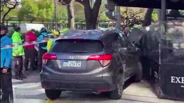 Una persona resultó herida en un triple choque en el que una camioneta se incrustó en un bar de la 9 de Julio