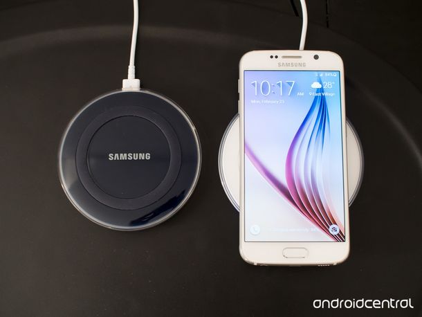 Samsung le pega a Apple por la falta de carga inalámbrica en el iPhone