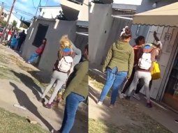 video: pelea en el chat de mamis termino con dos mujeres a las pinas en la puerta de una escuela