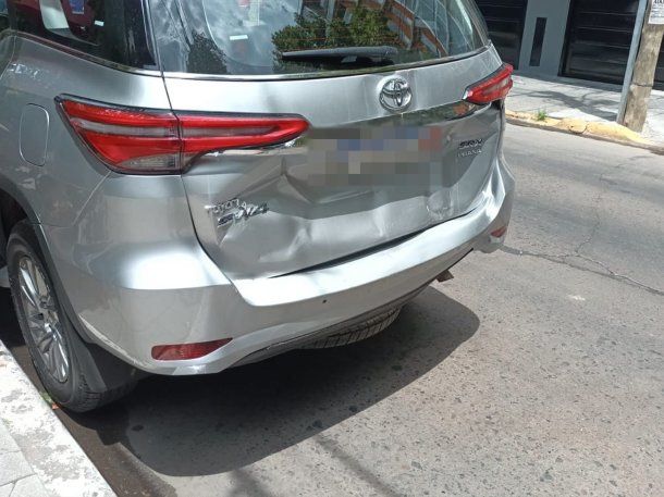 Así quedó la camioneta del piloto luego que su excuñado lo persiguiera durante 40 cuadras y lo chocara diez veces.