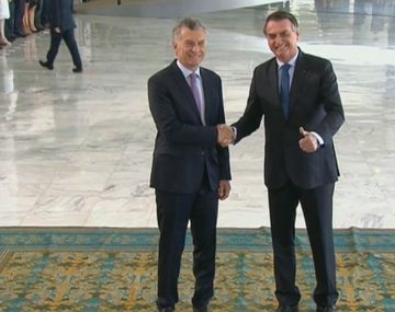 Bolsonaro recibió a Macri con un abrazo y se reunieron en Brasilia