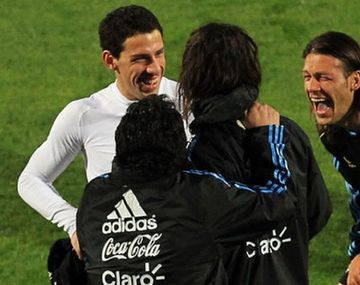 Garcé y Maradona junto a Demichelis y Maxi Rodríguez durante una práctica
