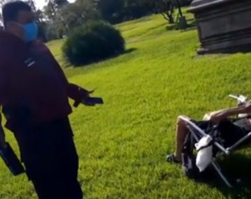 Ciudad: una señora rompió la cuarentena para tomar sol en una plaza