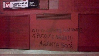 aparecen pintadas de boca en un acceso del monumental aparecen pintadas de boca en un acceso del monumental