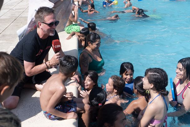 Un día de pileta, la nueva jornada solidaria de Indalo Media
