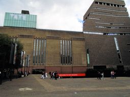 Un adolescente tiró a un chico de 6 años desde el mirador de un museo en Londres