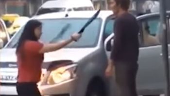 Una mujer amenaza con un machete al marido marido Una mujer amenaza con un machete al marido marido