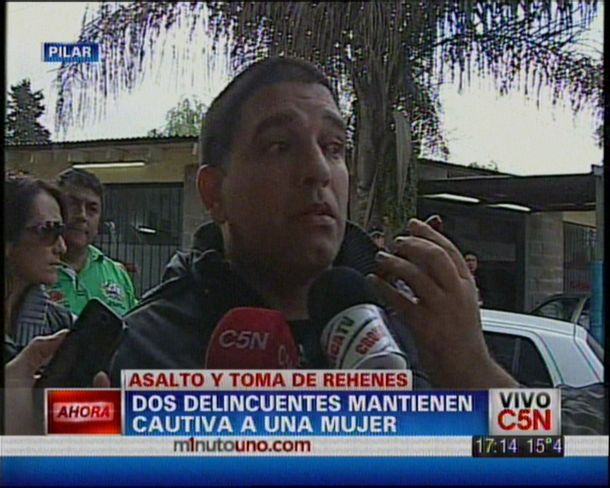 Dos delincuentes tienen secuestrada a una mujer en Pilar