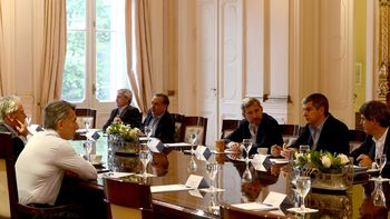 macri arranca con reuniones de gabinete itinerantes por todo el pais macri arranca con reuniones de gabinete itinerantes por todo el pais