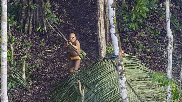 Fotografían a una tribu del Amazonas que vive aislada del mundo
