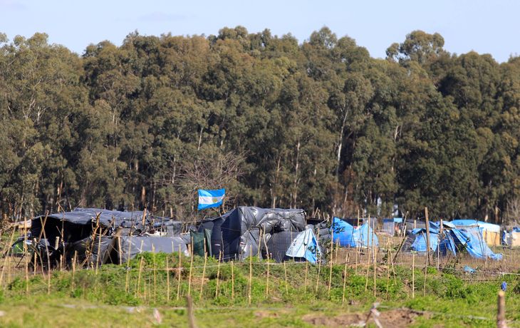 Guernica: quedan 150 personas en el predio tomado, seg&uacute;n Andr&eacute;s Larroque