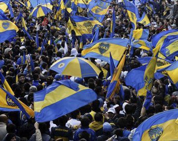 Hinchas de Boca realizan una caravana en apoyo al equipo