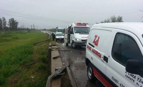 Desesperada búsqueda de una mujer que cayó con su auto a un arroyo