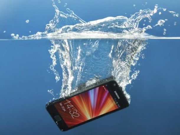 ¿Cómo secar un teléfono celular si se cae al agua?