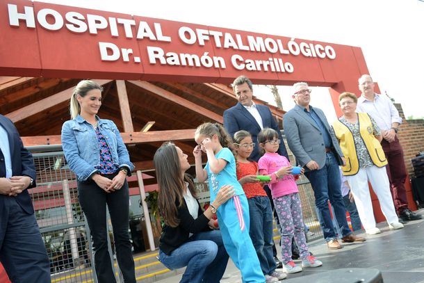 Zamora y Massa entregaron más de 500 anteojos a alumnos de escuelas de Tigre