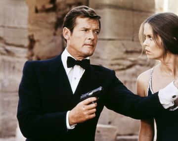 Roger Moore como James Bond