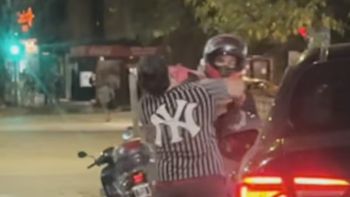 violencia en cordoba: un delivery y un conductor terminaron a las pinas en plena calle