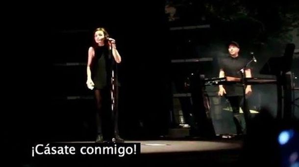 Le pidió matrimonio en pleno recital y quedó en ridículo