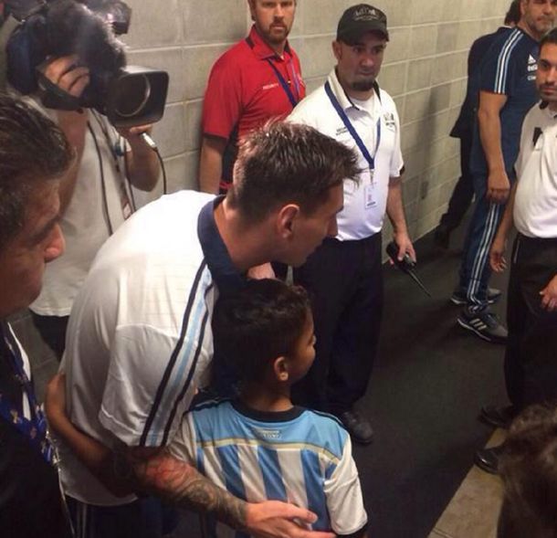Messi firmó autógrafos y regaló su camiseta, pero no habló con la prensa