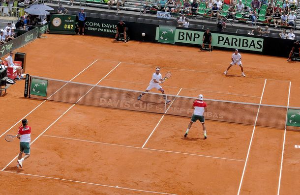 Argentina ganó un punto clave y sigue con vida en la Copa Davis